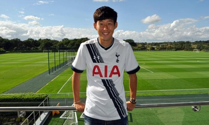 Heung_Min_Son_singing_with_Tottenham_Spurs